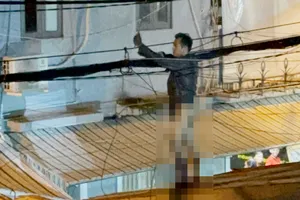 Thanh niên tâm thần nghi đốt nhà bất ngờ xuất hiện trên mái tôn