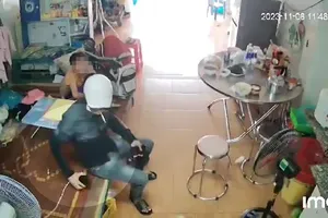 Thanh niên vào nhà hỏi ‘ngoại đâu’ rồi lấy điện thoại trước mặt bé trai 10 tuổi