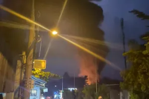 Xưởng nhựa ở huyện Bình Chánh cháy dữ dội trong đêm