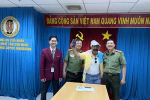 Du khách Ả Rập Xê Út đánh rơi iPhone 15 Promax ở Tân Sơn Nhất