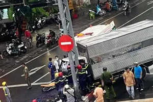 Xe tải va tông trụ thép trên đại lộ Võ Văn Kiệt, tài xế mắc kẹt