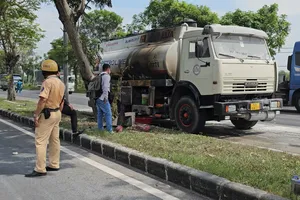 Xe bồn chở nhiên liệu bốc cháy trên đường Nguyễn Văn Linh