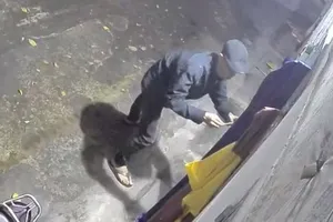 Trộm cột cửa 6 phòng trọ, nhốt hơn 10 người lúc rạng sáng ở Tân Phú