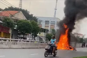 Va chạm, 2 xe máy bốc cháy trên cầu vượt Quang Trung