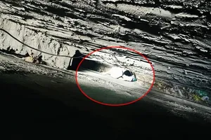 Cảnh sát nhiều giờ cứu người mắc kẹt giữa 2 bức tường đường Xóm Chiếu