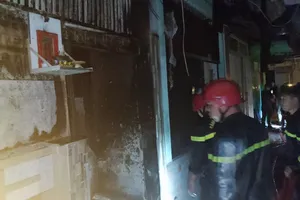 Cháy nhà, bé gái tám tuổi tử vong, 10 người được cứu kịp