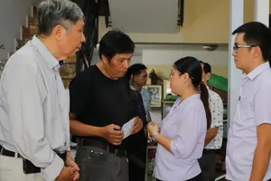 Quận ủy, UBND quận Tân Bình thăm hỏi, động viên nạn nhân vụ cháy nhà đường Lê Văn Sỹ