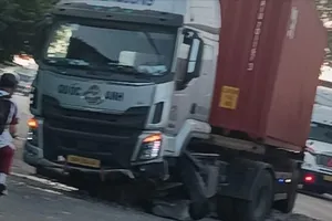 Container tông hơn năm mét dải phân cách, lao qua làn xe máy trên Quốc lộ 22