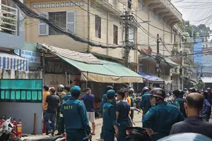 Người đàn ông nghi ngáo đá, đốt nhà rồi cố thủ ở Chung cư Ấn Quang, quận 10