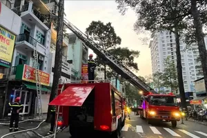 6 người kẹt trong đám cháy nhà ở quận 10 được cảnh sát cứu kịp