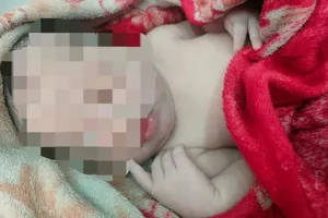 Đi mua đồ ăn sáng, phát hiện bé trai sơ sinh được quấn trong chăn