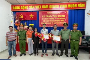 Hai người đàn ông đuổi bắt trộm xe đạp được Công an quận Tân Phú khen thưởng