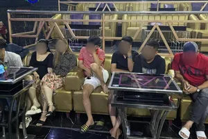 Công an Tân Phú tổng kiểm tra quán bar, karaoke trên địa bàn