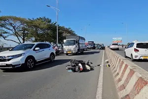 Xe ô tô bỏ chạy sau khi va xe máy chở 3 người đang đi làm đám tang