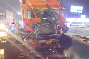 Container tông dải phân cách, trụ điện và giá long môn, tài xế mắc kẹt