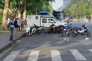 Người đàn ông nghi rơi lầu chết ở cổng trường Đại học Kinh Tế TP.HCM