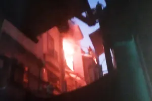 Cháy nhà trong hẻm Phố ẩm thực Bàn Cờ, quận 3 lúc rạng sáng