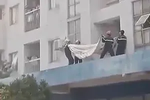 Camera ghi cảnh người đàn ông nhảy từ lầu 5 chung cư xuống đất tử vong