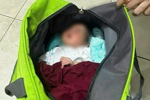 Bé trai sơ sinh bị bỏ lại trên bãi cỏ kèm 1 mảnh giấy 