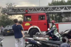 Cháy căn hộ ở tầng 18 chung cư trên Quốc lộ 1, nhiều người tháo chạy