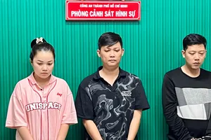 Nhóm cho vay lãi nặng tạt nước người yêu của con nợ, ép trả tiền