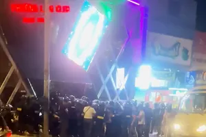 Hàng trăm cảnh sát ập vào kiểm tra quán bar ở quận Tân Phú