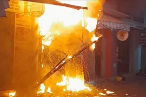 Cháy nhà hẻm đường Lê Văn Sỹ, cả gia đình leo lầu thoát nạn