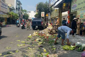 Xe bán tải tông xe ba gác chở rau củ gây tai nạn liên hoàn ở Tân Phú
