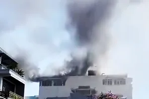 Cháy nhà sáu tầng ở Tân Phú, nhiều người tháo chạy