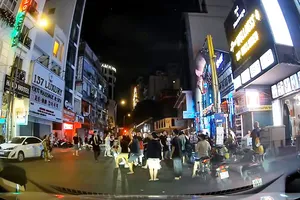 Hơn 10 người Trung Quốc ẩu đả trước quán bar ở quận 1