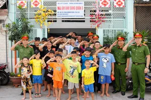 Công an TP.HCM thăm, tặng quà 2 mái ấm ở quận 3 và Bình Thạnh