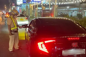 CSGT ở Củ Chi đo nồng độ cồn xuyên Tết, xuyên đêm xử lý hàng trăm người