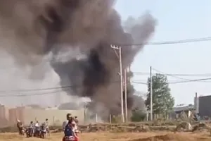 Cháy dữ dội bãi phế liệu ở Bình Chánh