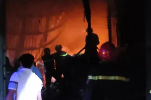 Cháy kho vải ở Bình Tân, người dân chạy bộ đi báo cảnh sát