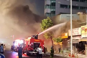 Cửa hàng gỗ mỹ nghệ ở đường Cộng Hòa cháy, cửa ngõ Tân Sơn Nhất ùn ứ