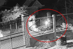 Nghi trộm vờ giúp đỡ người gặp tai nạn để lấy iPhone, dây chuyền vàng... ở Củ Chi