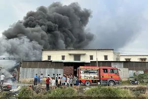 Cháy dữ dội 2 nhà xưởng ngàn m2 ở Hóc Môn