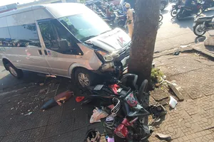 Xe 16 chỗ tông liên hoàn nghi do tài xế đột quỵ, đường Trường Chinh kẹt cứng