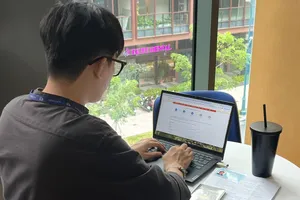 Người nước ngoài có thể nộp hồ sơ xuất nhập cảnh qua online