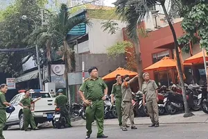 Công an truy tìm thủ phạm vụ nhà dân và ô tô trúng bi sắt ở Tân Bình