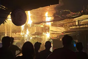 Cháy máy biến áp ở Bình Tân, hàng trăm hộ dân mất điện