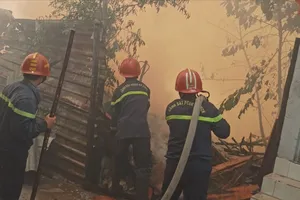 Nhà tạm dùng làm nơi nấu rượu bị thiêu rụi sau vụ cháy ở Bình Tân