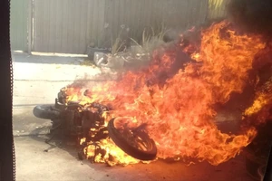 Sau to tiếng, người đàn ông đốt xe máy ở Bình Tân