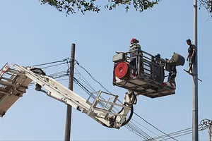 Cảnh sát phong tỏa Quốc lộ 22, cứu thanh niên nghi 'ngáo đá' leo cột đèn