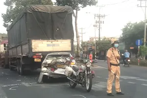 Tông liên hoàn trên Quốc lộ 22, xe con biến dạng, 2 người thoát nạn