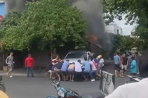 Khoảng 20 người ở Tân Phú đẩy xe ô tô tránh khỏi đám cháy nhà