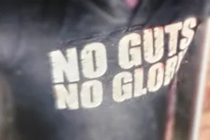 Thi thể người đàn ông mặc áo có chữ ‘no guts no glory’ trôi trên Kênh Nước Đen