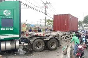 Container cuốn 3 người đi xe máy vào gầm ở Quốc lộ 22