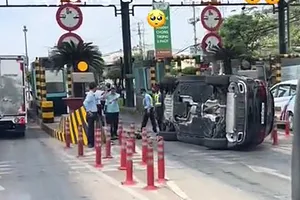 Đóng 1 làn trạm thu phí An Sương An Lạc vì Mercedes tông ụ bê tông