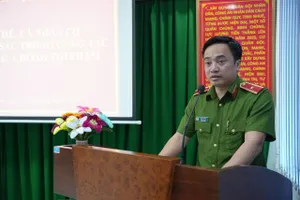 Thiếu tướng Mai Hoàng trao thư khen cho nhiều đơn vị phá 2 vụ án xuất sắc